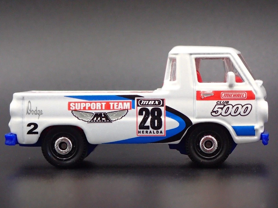 1966 66 DODGE A100 28 PICKUP TRUCK BIANCO MODELLO DIECAST IN SCALA 1:64 DIORAMA - Immagine 3 di 4