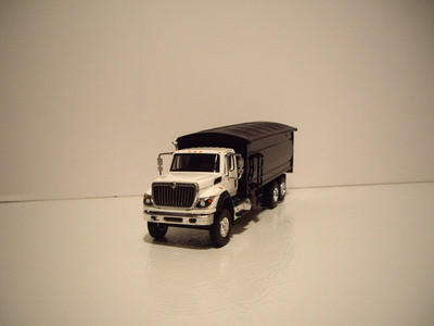 GREENLIGHT 1/64 WHITE INTERNATIONAL WORKSTAR TANDEM AXLE GRAIN TRUCK SPECCAST 