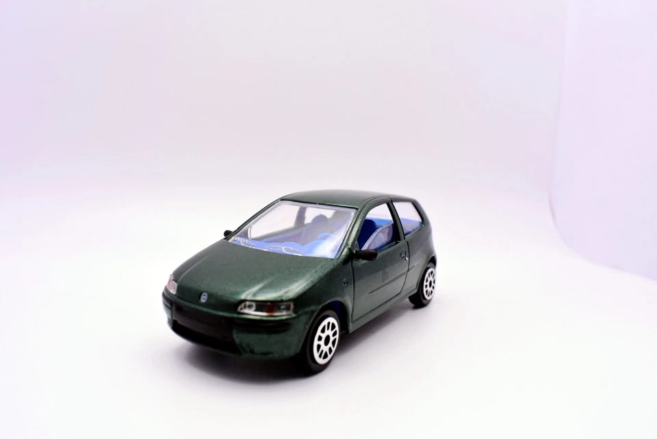 Modellino auto scala 1:43 Fiat punto verde diecast modellismo statico collezione - Immagine 3 di 4