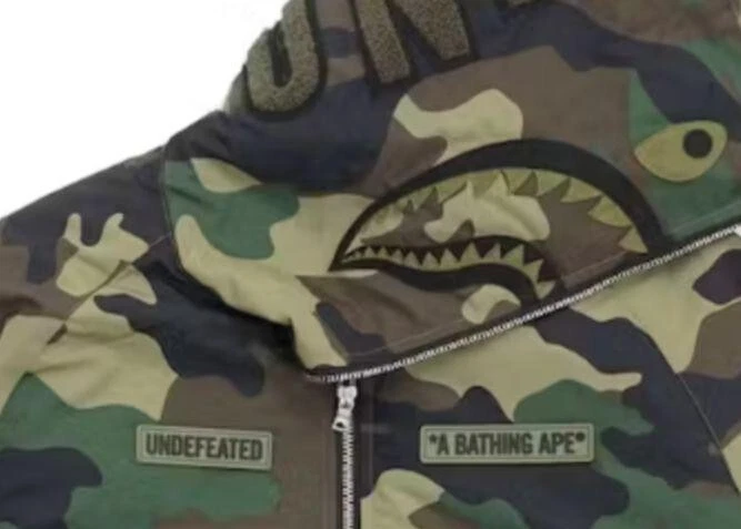 A BATHING APE (BAPE) Piumino A Bathing Ape × Undefeated BAPE mimetico squalo zip cappuccio asiatico taglia XL