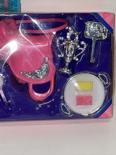 Barbie Pretty Treasures Pferdepflegeset 1996 NRFB rosa Sattel Trophäenbänder - Bild 2 von 13