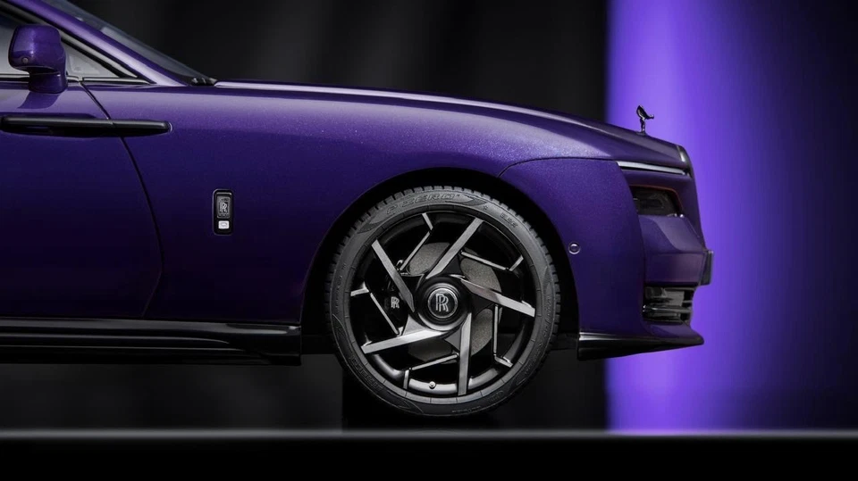 Rolls-Royce Spectre Black Badge [Fully opening + Lights] By: Amalgam 1:8 scale - Image 4 of 4