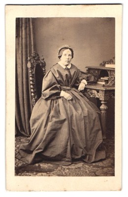 Fotografie Berthold Woltze, Halberstadt, ältere Dame im Kleid posiert sitzend a 
