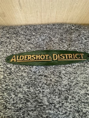 Vintage grün&goldfarbenes Aldershot&District Coach Abzeichen Schild 31x6cm