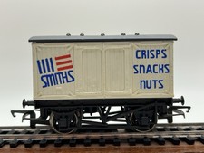 OO Hornby R009 Smiths Crisps Closed Goods Wagon - (VERY GOOD)