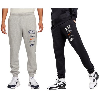 NIKE FN2644 Herren Fleece Jogginghose Varsity Stacked Swoosh Standard Fit Full Pant