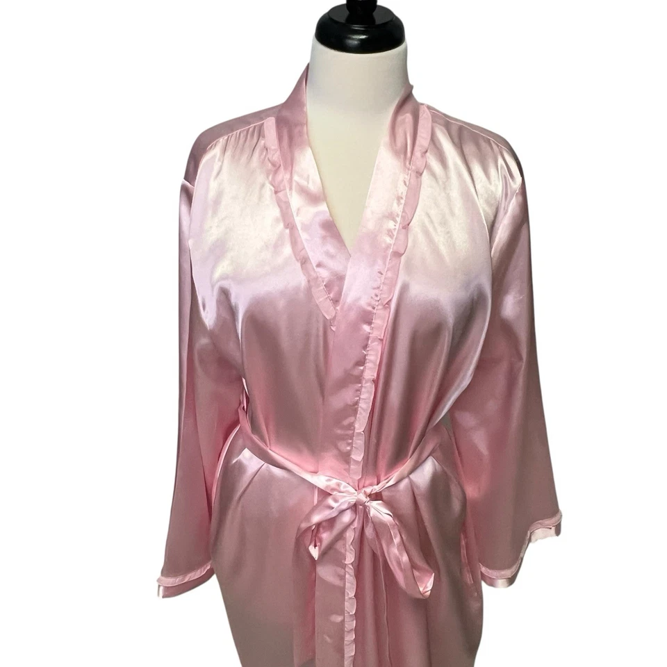Bata para mujer XXL Morgan Taylor con volantes satinada Charmeuse rosa 2X Plus Foto 4 de 4