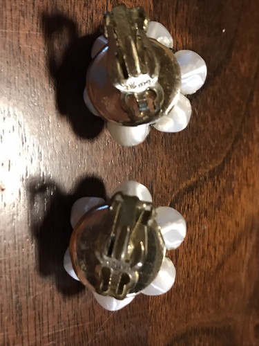 VINTAGE WHITE FAUX PEARL CLUSTER CLIP ON EARRINGS MADE IN JAPAN - Picture 3 of 8