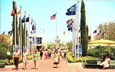 Drapeaux De L'Entrée De Tomorrowland À Disneyland Carte Postale E-5