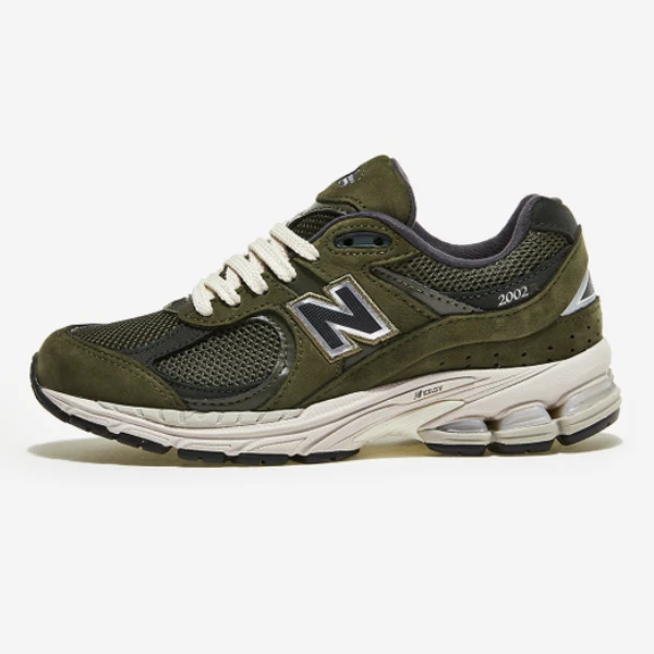 New Balance M2002 Sneakers