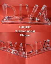 Placa de escritorio o estante tridimensional de acrílico de lujo DIVA costaba $60