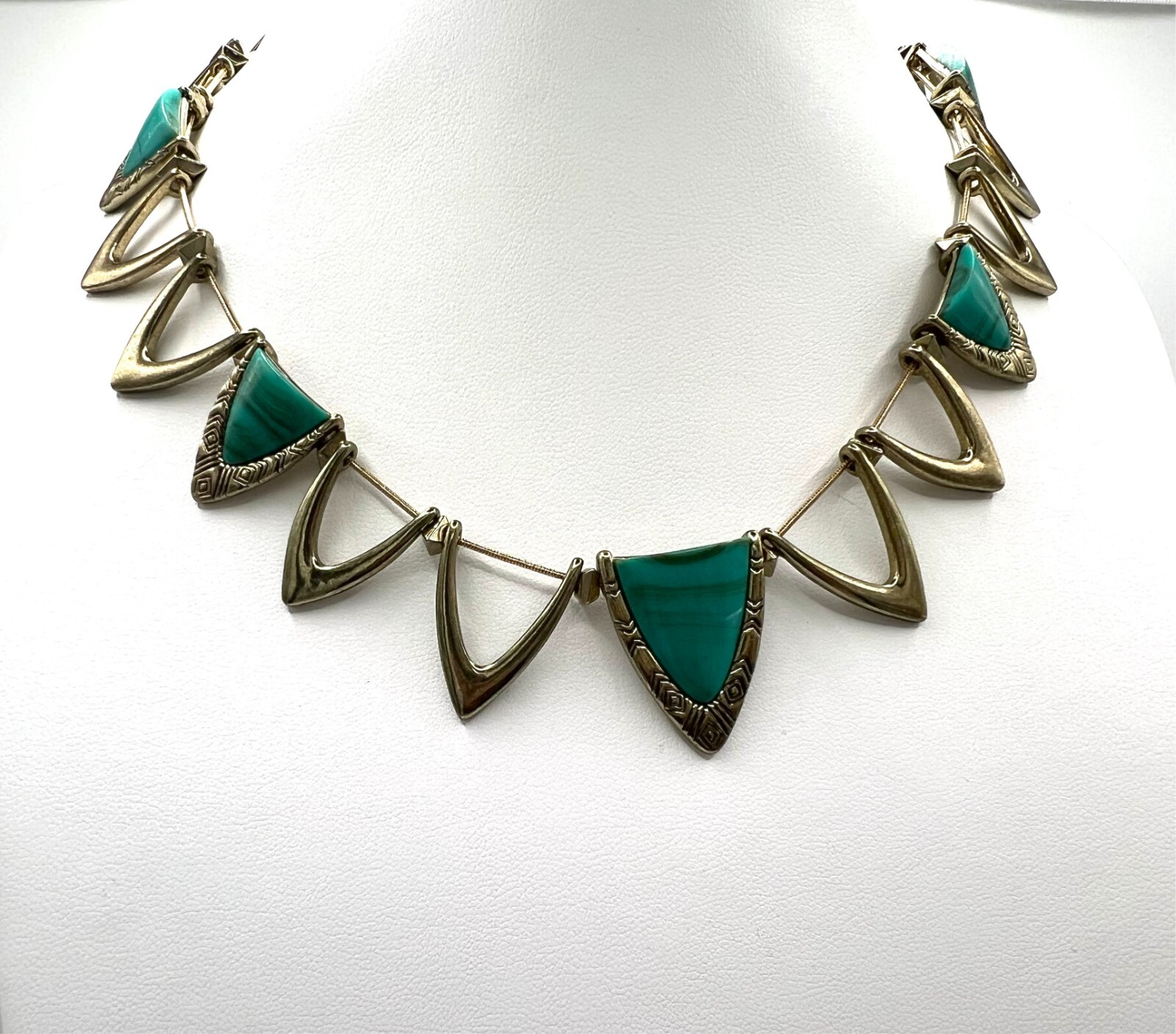 House of Harlow 1960 triangle metal links w/green stones necklace