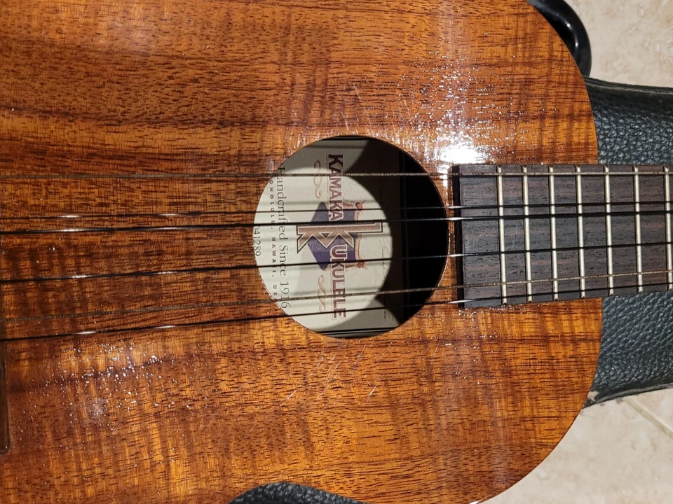 6-струнный кудрявый баритон укулеле коа Kamaka с жестким чехлом - Изображение 2 из 4