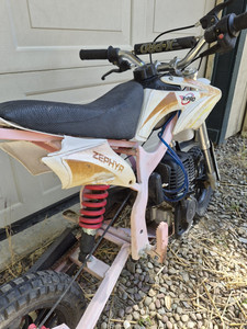 X-PRO Zephyr 49cc Gas Dirt Bike, 2-Stroke Engine, Kick Start.. STARTS AND RUNS