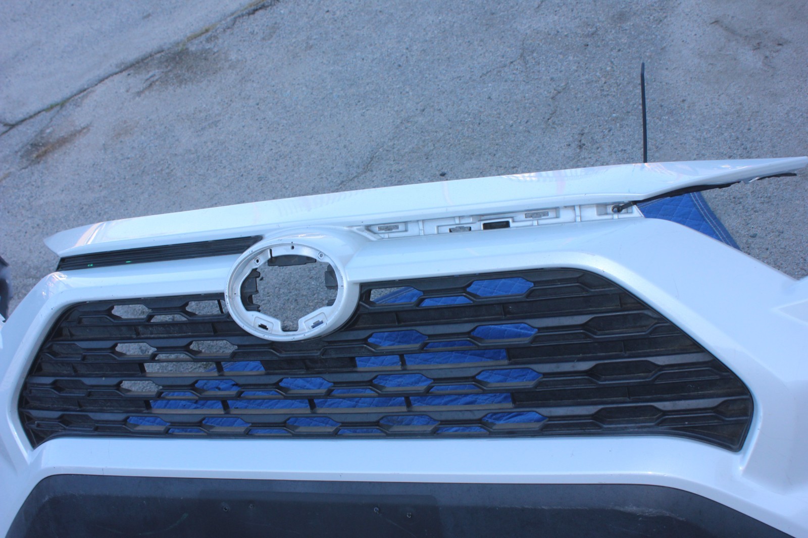 19-25 2022 TOYOTA RAV4 FRONT BUMPER COVER GRILL LOWER VALANCE WHITE GENUINE OEM