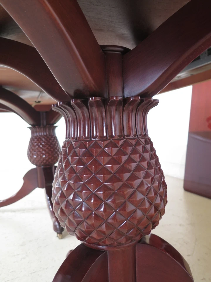 L47845EC: Mesa de comedor con base de piña Kindel Varney Collection caoba Foto 4 de 4