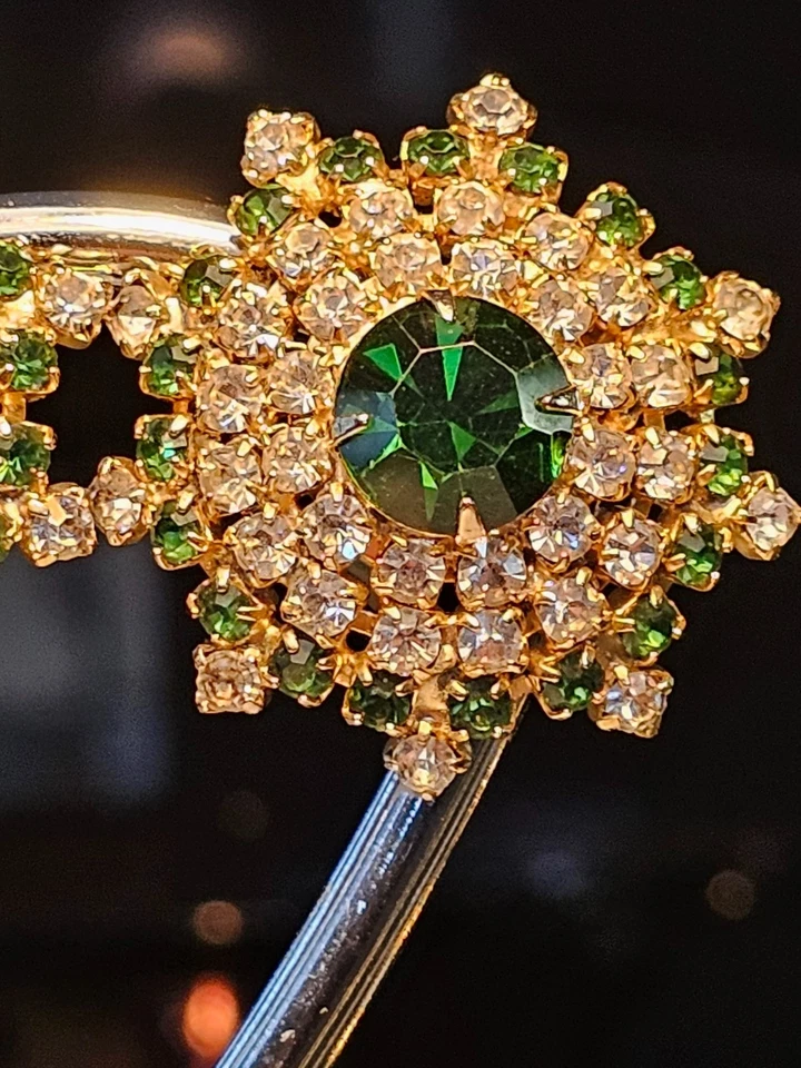Brincos de strass vintage Hobe verde esmeralda tom dourado clipe de rolo Starburst - Imagem 3 de 4