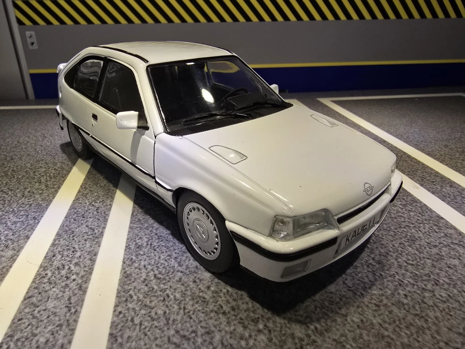 Vauxhall Astra GSi Mk2 1985-93 Opel GTE 1.8 2.0 16v 1:24 Diecast Scale Model - Image 4 of 4