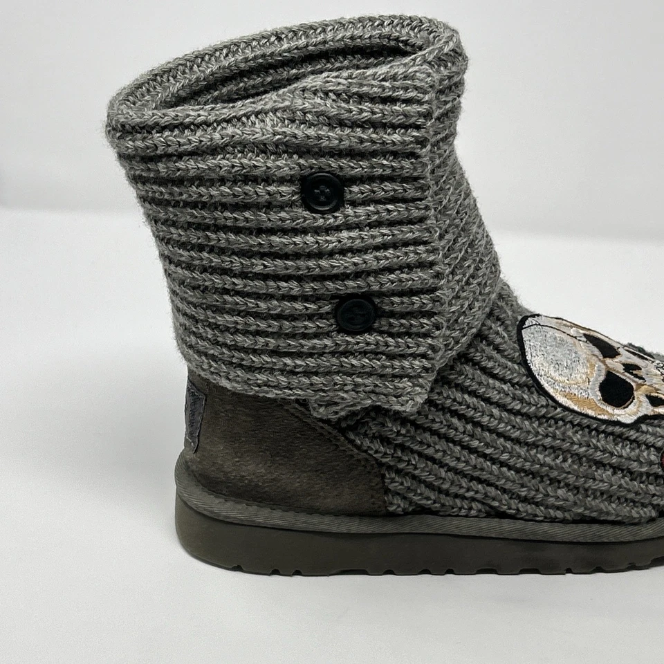 Botas UGG clásicas para mujer Cardy 5649 calavera gris tejido botón talla 5 raras Foto 4 de 4