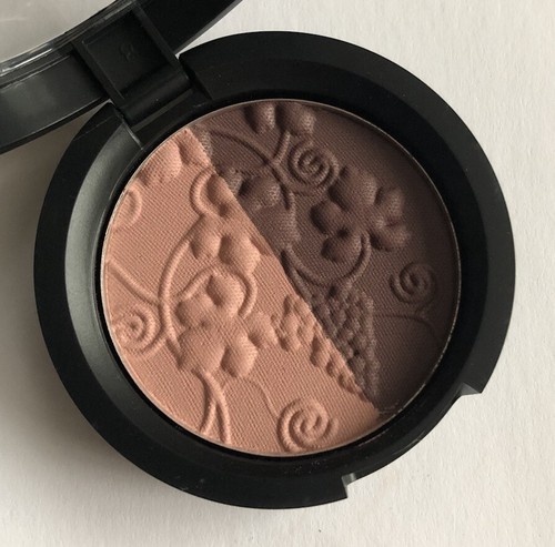 Laura Geller Baked Duo Eyeshadow Shade: Fine Wines Grape Violet Pink Petal Nude - Picture 2 of 3