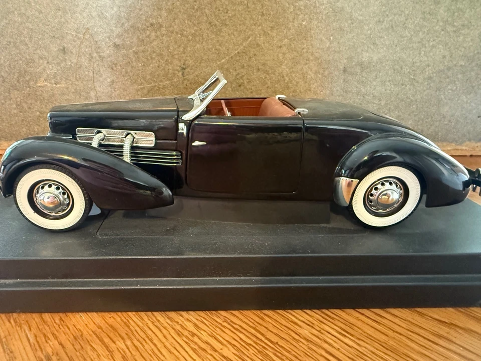ERTL LIMITED EDITION 1937 CORD 812 CONVERTIBLE BLACK 1:18 OPENING HOOD & DOORS - Image 3 of 4