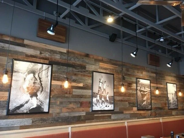 *10 SQ. TABLEROS DE PARED CON ACENTO DE MADERA RECUPERADA PIE (2 1/2" DE ANCHO) DE MADERA DE GRANERO Foto 4 de 4