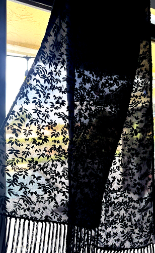 De colección Giorgio Armani Cizalla Negra y Detalle de Terciopelo Negro 5’ X 12” Rayón/Seda Belleza