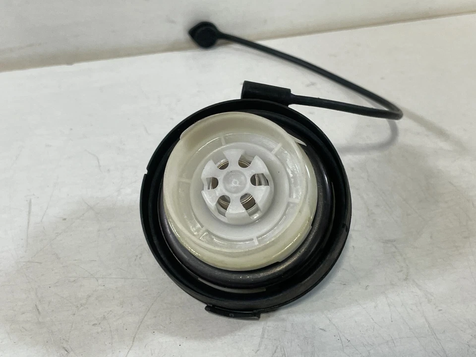 INFINITI G37 EX35 M56 M35h Q50 Q70 Q70L CUBIERTA TAPA PUERTA LLENADO COMBUSTIBLE # 91125 Foto 4 de 4