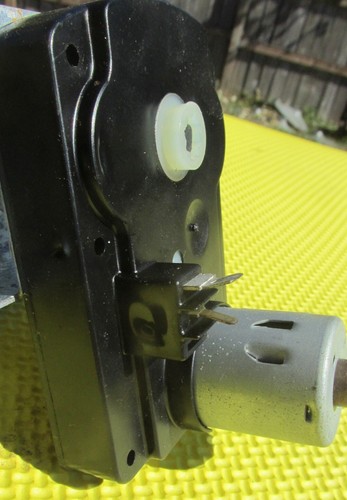 RPD Lower Unit Drink Vending Machine Motor, Mounting Bracket, & Can Auger - Picture 3 of 8