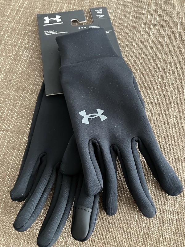 NWT Under Armour Liner Gloves Youth Black Touch Screen Compatible