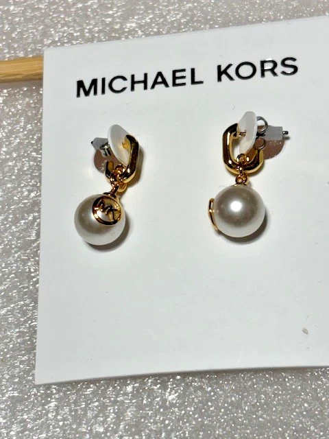 PENDIENTES COLGANTES MICHAEL KORS DORADO CON LOGOTIPO DE PERLAS Foto 2 de 4