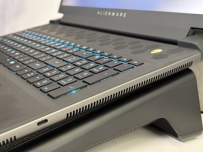 Dell 2025 Alienware m18 GAMING Laptop 18 / NVIDIA GeForce RTX 4070 +Razer COOLER