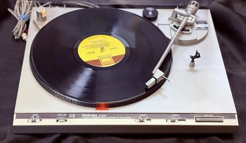 Vintage Technics SL-B350 Turntable