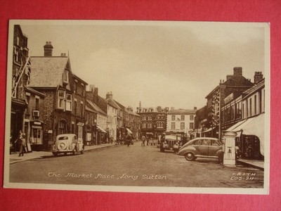 Alte LINCOLNSHIRE Postkarte DER MARKTPLATZ LONG SUTTON GESCHÄFTE AUTOS GESCHÄFTIGE SZENE