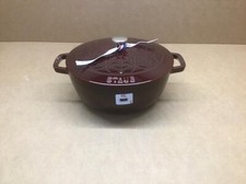 Horno francés esencial de hierro fundido Staub de 3,75 qt con tapa Lilly - granadina