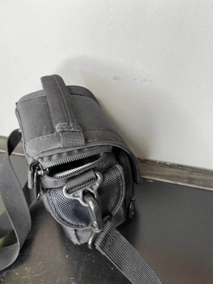 Lowepro Edit 100 Small Camera Case with Strap - Pre-Owned - Image 4 of 4