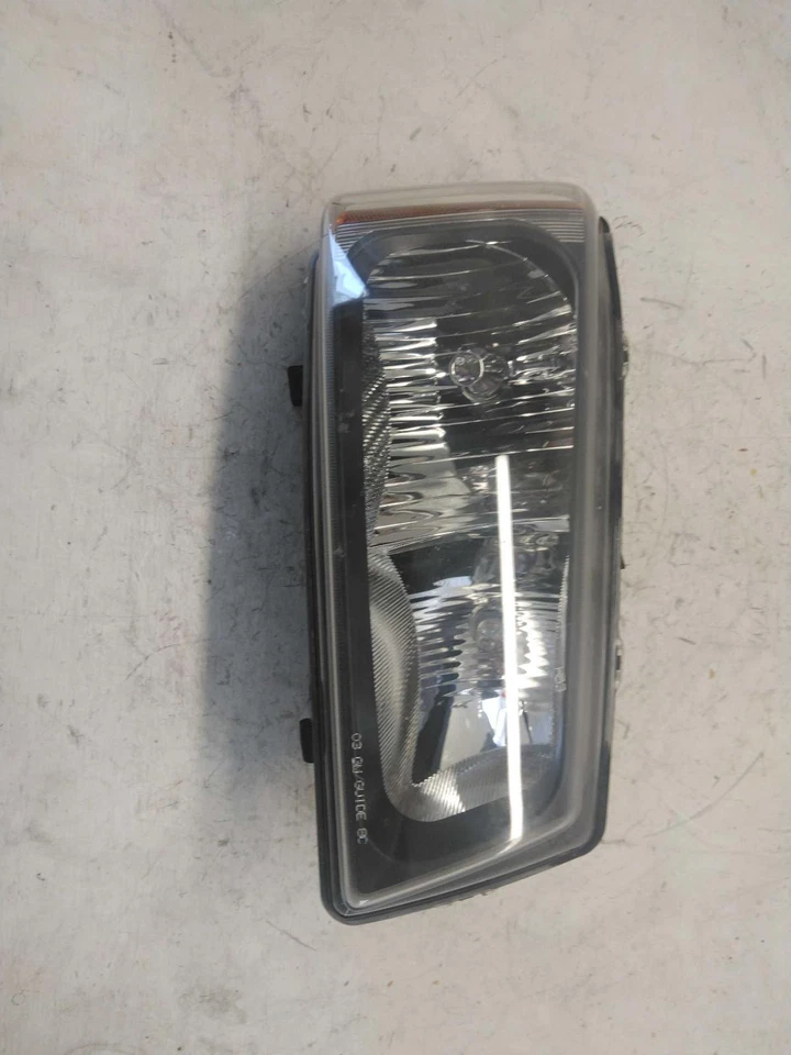 Used Right Headlight Assembly fits: 2007 Chevrolet Silverado 1500 pickup classic - Image 2 of 4