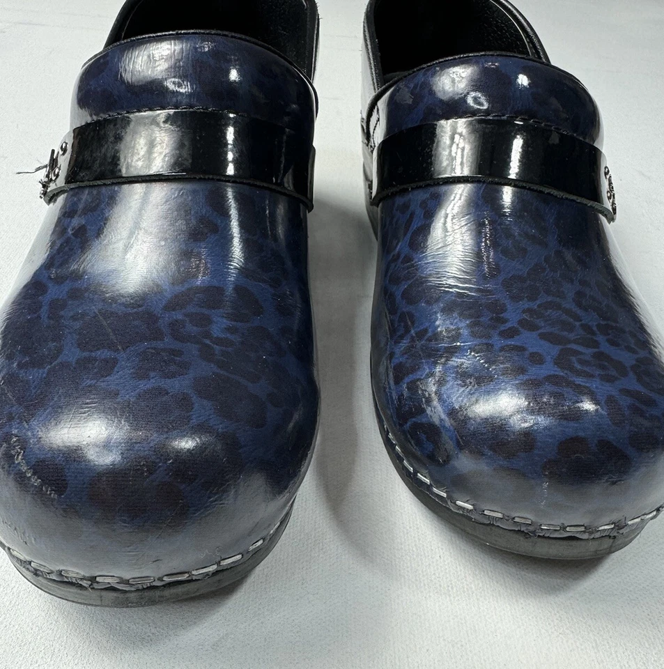 Zuecos profesionales de enfermería Koi Sanita azul negro charol leopardo talla 38/7 Foto 3 de 4