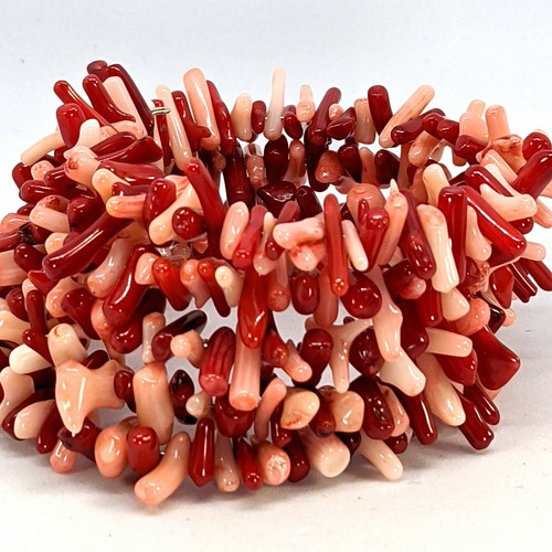 Pulsera con chip de coral hecha a mano en alambre de memoria - Imagen 2 de 15
