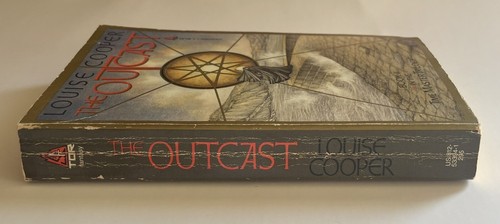 The Outcast Paperback Louise Cooper Book 2 in The Time Master Trilogy 1986 - Imagen 3 de 10
