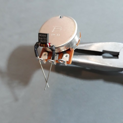 TREBLE BLEED B59G "BLACKDOG" 470pF MIL-SPEC Cap, 220K-ohm carbon comp resistor - Picture 3 of 3