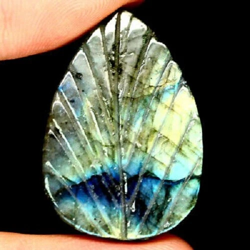 Labradorite Naturelle Du Canada Gravée Feuille De Vigne - 27,32 Carats, Opaque, Qualité Taille Excellente