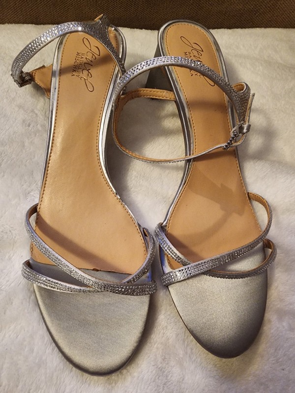 Jewel Badgley Mischka Size 9.5 Sparkly Silver Shoes With Crystal Straps 