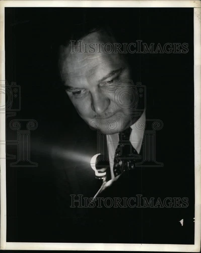 1943 Press Photo Midget searchlight by Westinghouse Co & JH Kurlander engineer