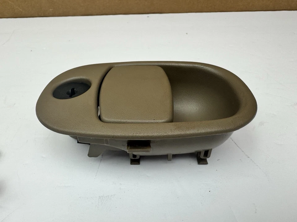 Оригинальная желтовато-коричневая бежевая ручка перчаточного ящика защелка перчаточного ящика для Chevrolet Trailblazer 2002-2005 годов выпуска - Изображение 3 из 4