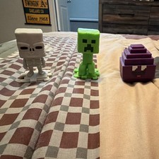 Mcdonalds Minecraft Skeleton Creeper Purple Figurines - Plastic Video Game Mcdonalds Minecraft Skeleton Creeper Purple Figurines - Plastic Video Game