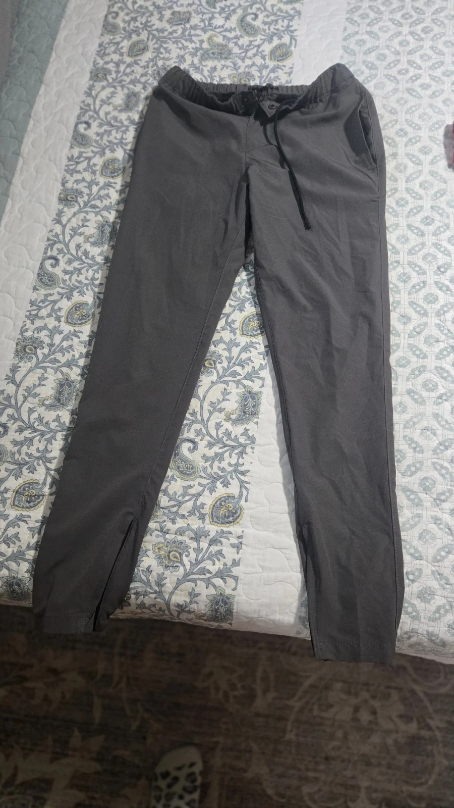 Saks Fifth Avenue men's drawstring jogger pants size Men's Small.Color: Gray