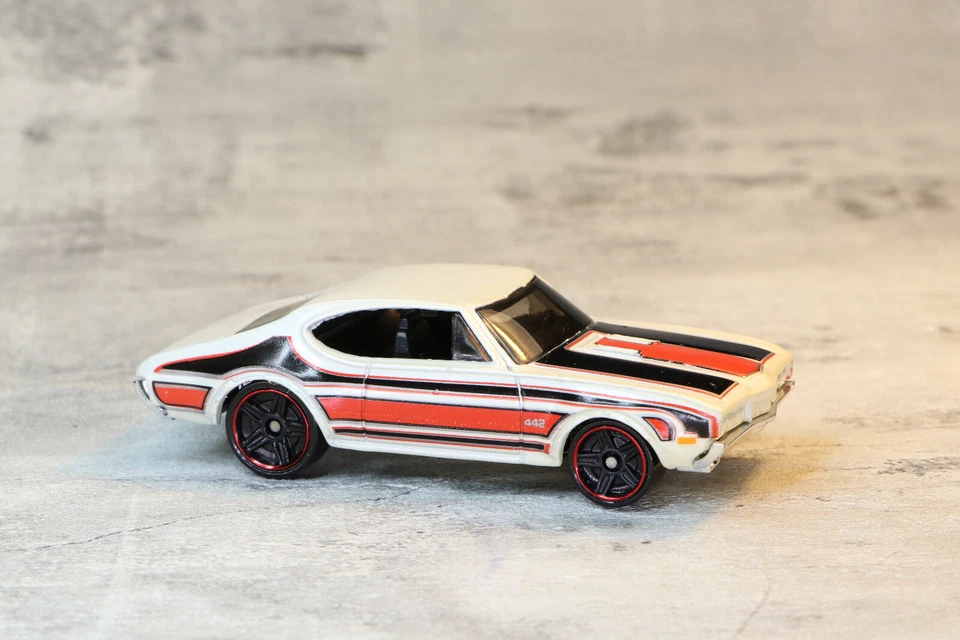 Oldsmobile Diecast Muscle Car 442 Malasia Muscle Mania 1968 blanco Hot Wheels Foto 3 de 4