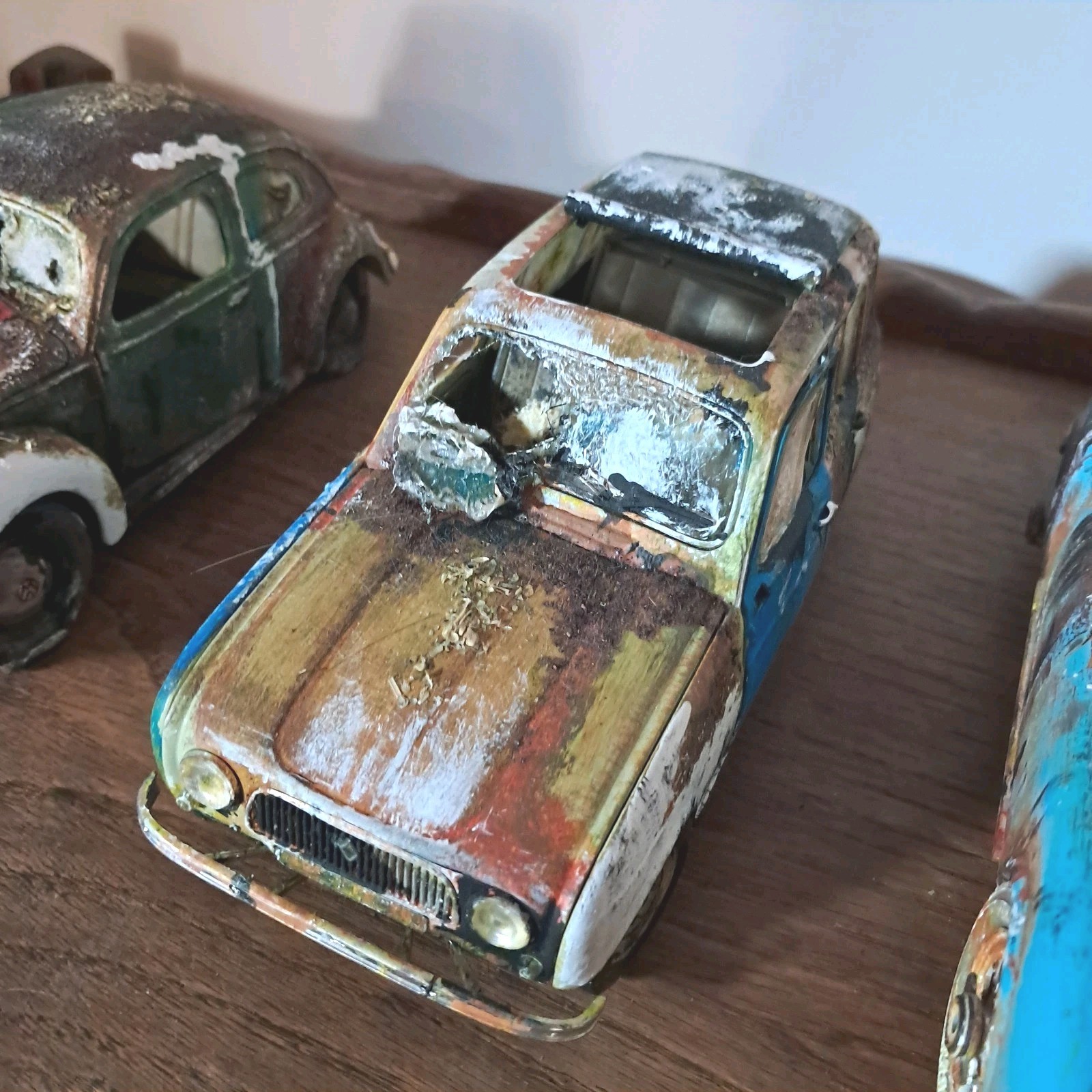 Cadeau idéal collectionneur : voiture miniature Renault 4L 1/18 sous diorama garage unique