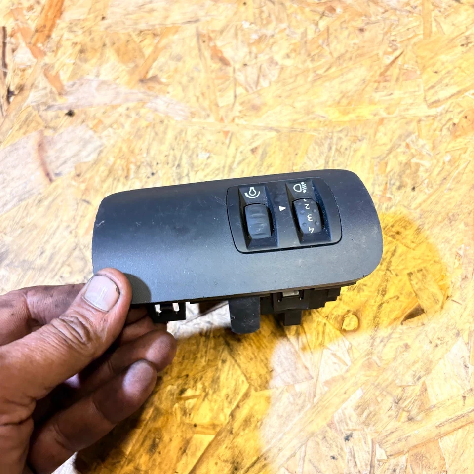 RENAULT MEGANE 2005 HEADLIGHT ADJUSTER LEVEL SWITCH 88020001 - Image 2 of 4